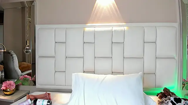 AvyMilton live sex cam