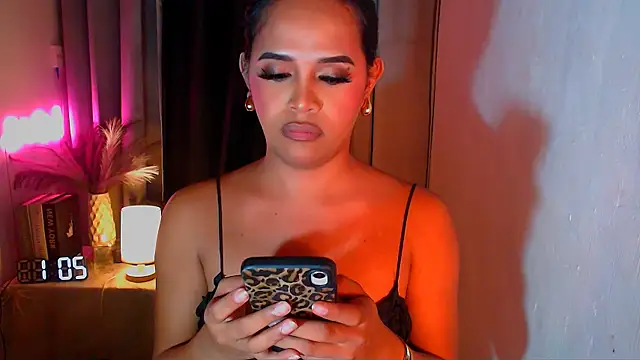 Lorainnelustts live sex cam