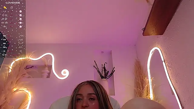 ViolettaHotLatin_'s cam snapshot