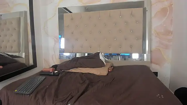 ainaah_'s cam snapshot