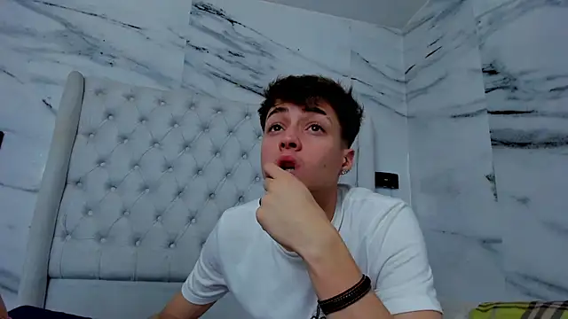 Ari_and_Storm's cam snapshot