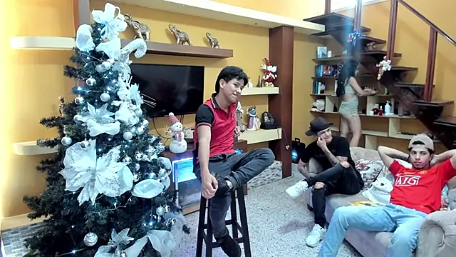 secret-roomies's cam snapshot