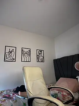 horny_roomiess's cam snapshot