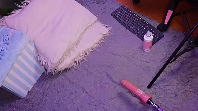 EmilyMiller_'s cam snapshot