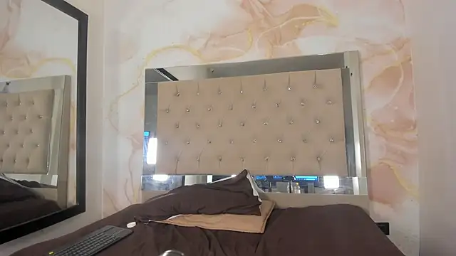 ainaah_'s cam snapshot