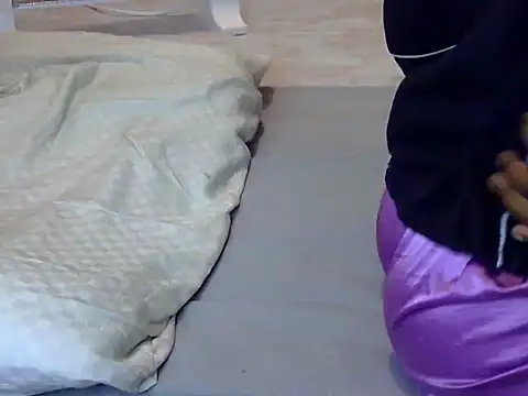 Playroom_queen's cam snapshot