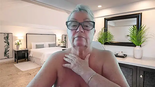 Mystery-Grandmother's cam snapshot