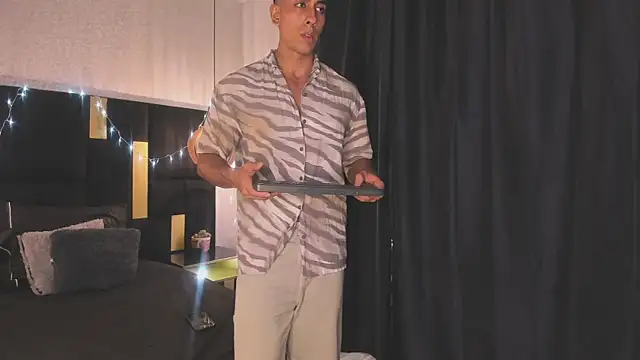 Lucio__Fox live sex cam