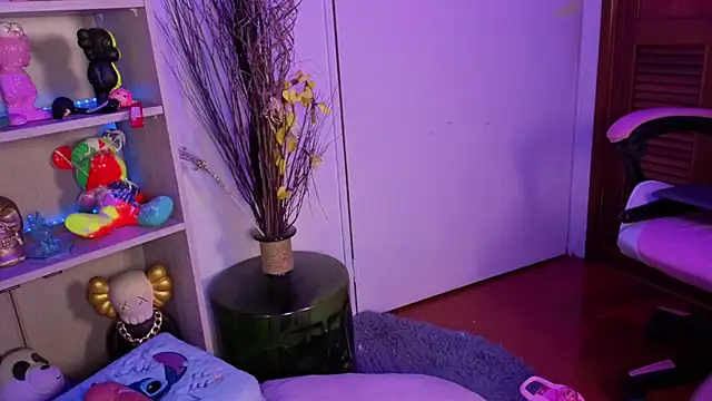 EmilyMiller_'s cam snapshot