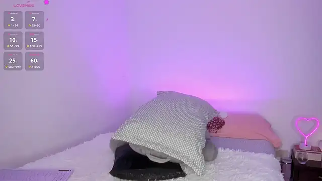 _lucianapalmer's cam snapshot