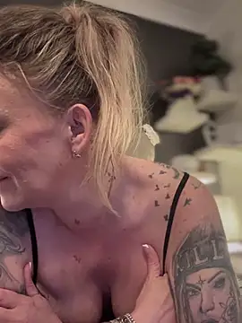 blondebitch2's cam snapshot