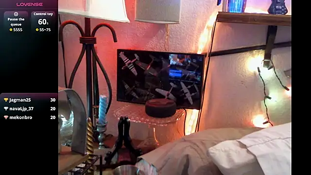 Pussyeat2please live sex cam