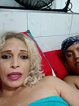 2Juicy_pussy's cam snapshot