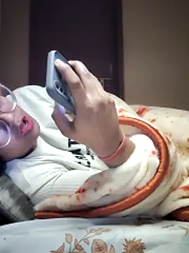 love_bitessss's cam snapshot