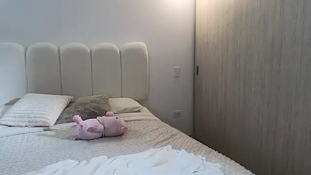 Celeste_Tailor_'s cam snapshot