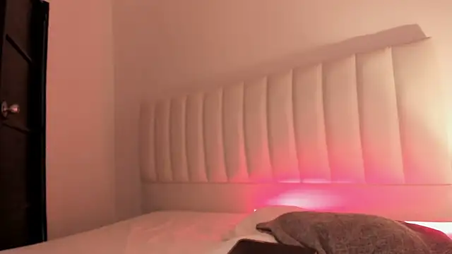 Hannahx__ live sex cam