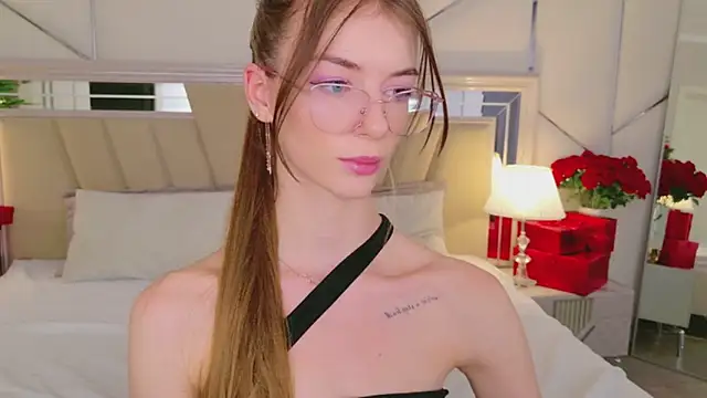 MeganMour's cam snapshot