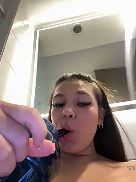 Alyshanon18's cam snapshot