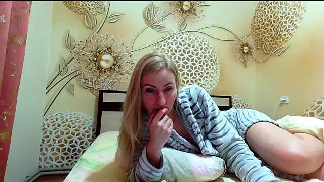 Yourrealgirl's cam snapshot