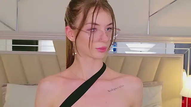 MeganMour's cam snapshot