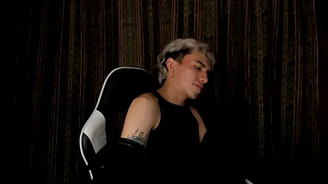 guynextdo0r's cam snapshot