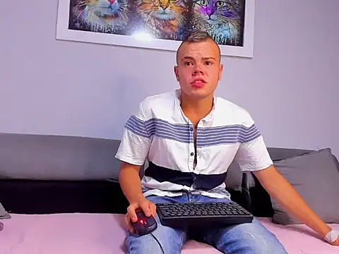 Max_and_pandora's cam snapshot