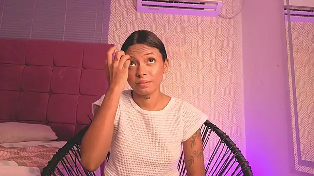 ebony_petite-69's cam snapshot