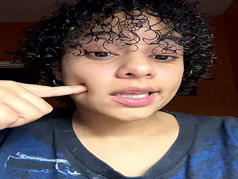 PrettyLittleProblem's cam snapshot