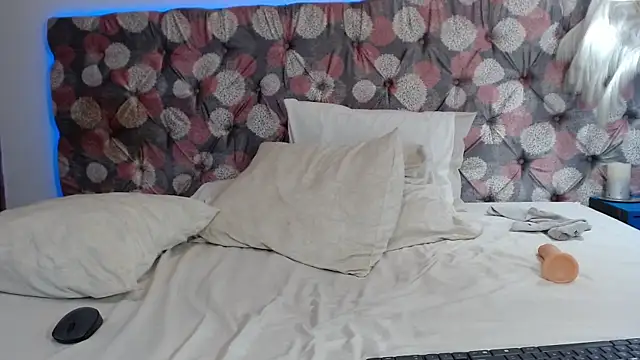 NyraSolenne's cam snapshot