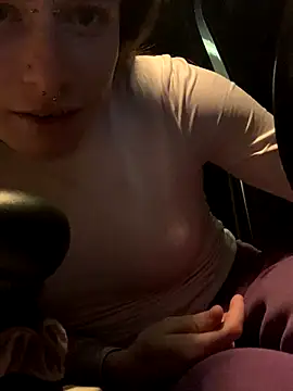 GoldenPussy1329's cam snapshot