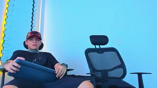 HOT_boy2025's cam snapshot