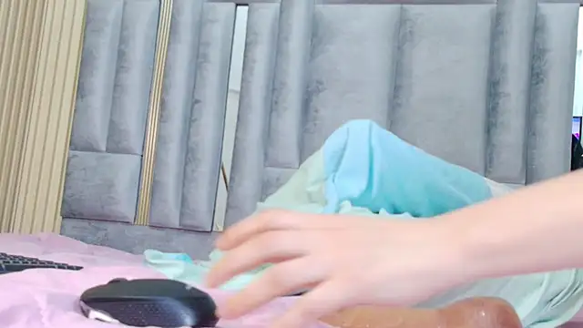 littleebluee live sex cam