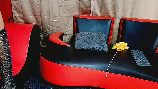 Selenegomezz's cam snapshot