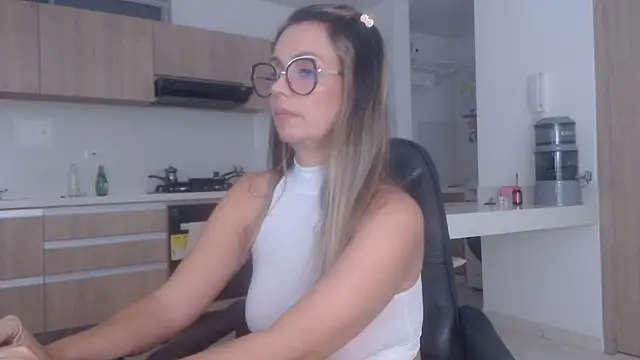 LovePaula's cam snapshot