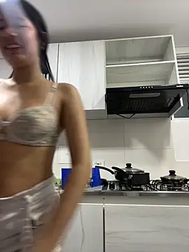 Emi_blair live sex cam