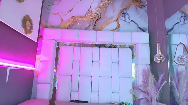 SaraLondon13's cam snapshot