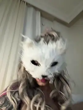 Ozge-SluttyScream69 live sex cam