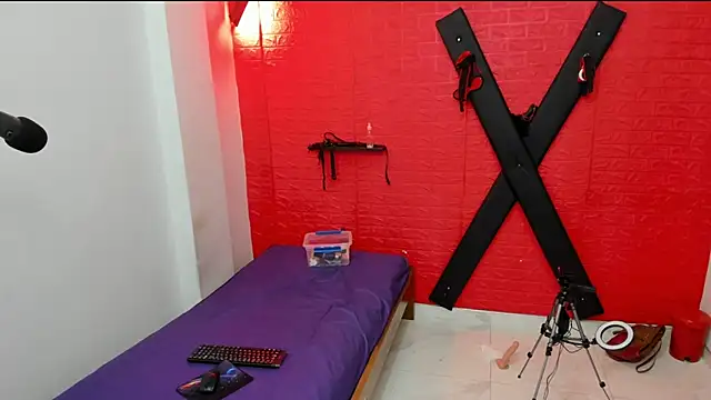 bdsmforever18's cam snapshot