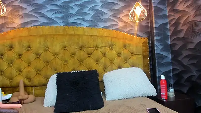 NahomiFireSex's cam snapshot