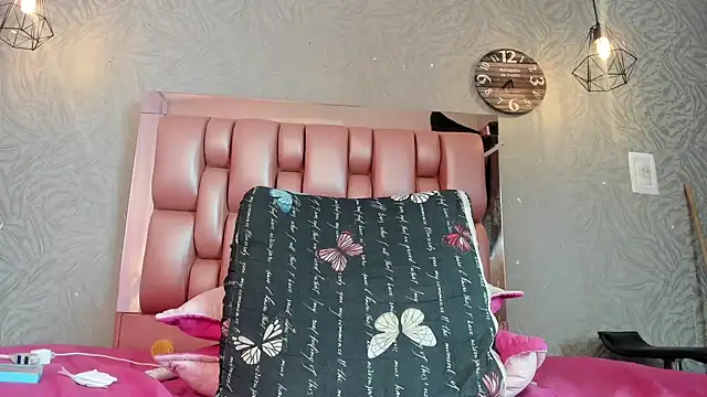 KOURTNEY--'s cam snapshot