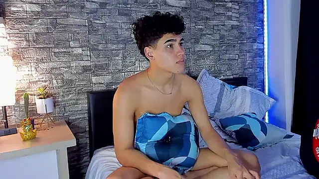 FoxBigmaster live sex cam