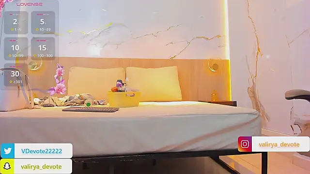 valirya_devote live sex cam