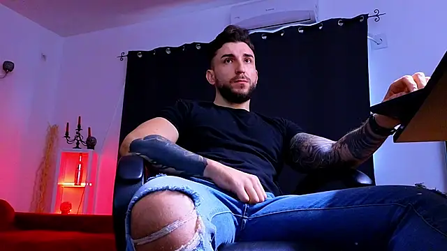 MightyAaron66 live sex cam