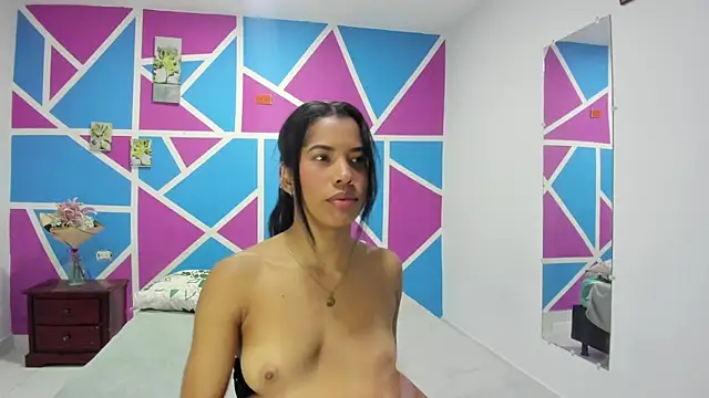 perla_brunette1's cam snapshot