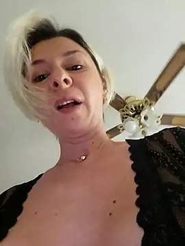 Raluca_Fr's cam snapshot