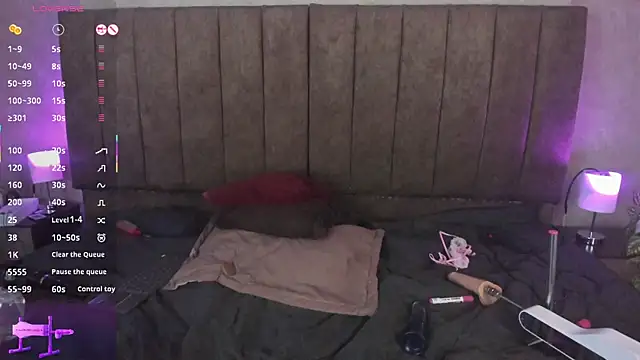 LanaMills_'s cam snapshot