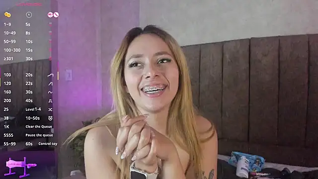 LanaMills_'s cam snapshot