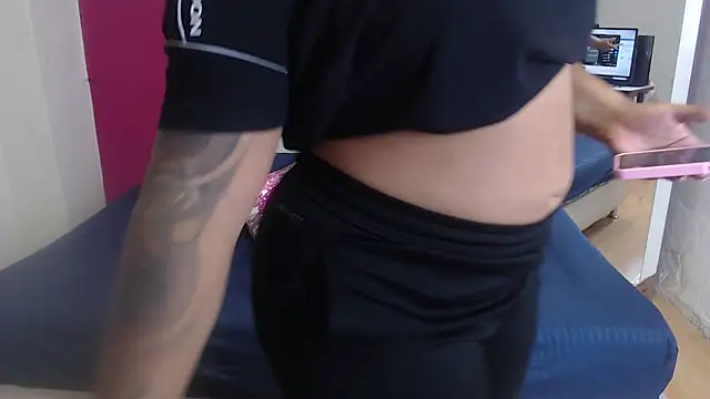 naughty_bigass_18's cam snapshot