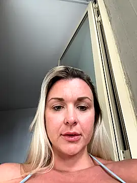 Bella-Tight live sex cam