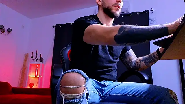 MightyAaron66 live sex cam